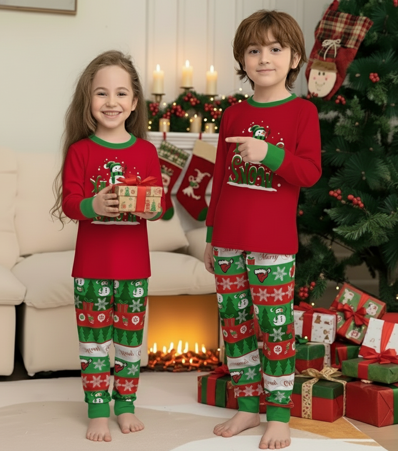 Crianças com pijamas de Natal e presente